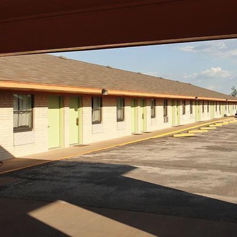 Stephenville Vacations - Budget Inn - Property Image 12