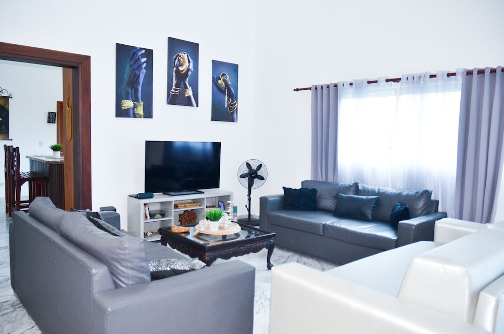 2 Minutes Walk to Beach Huge 3 bdrm Condo with Pool