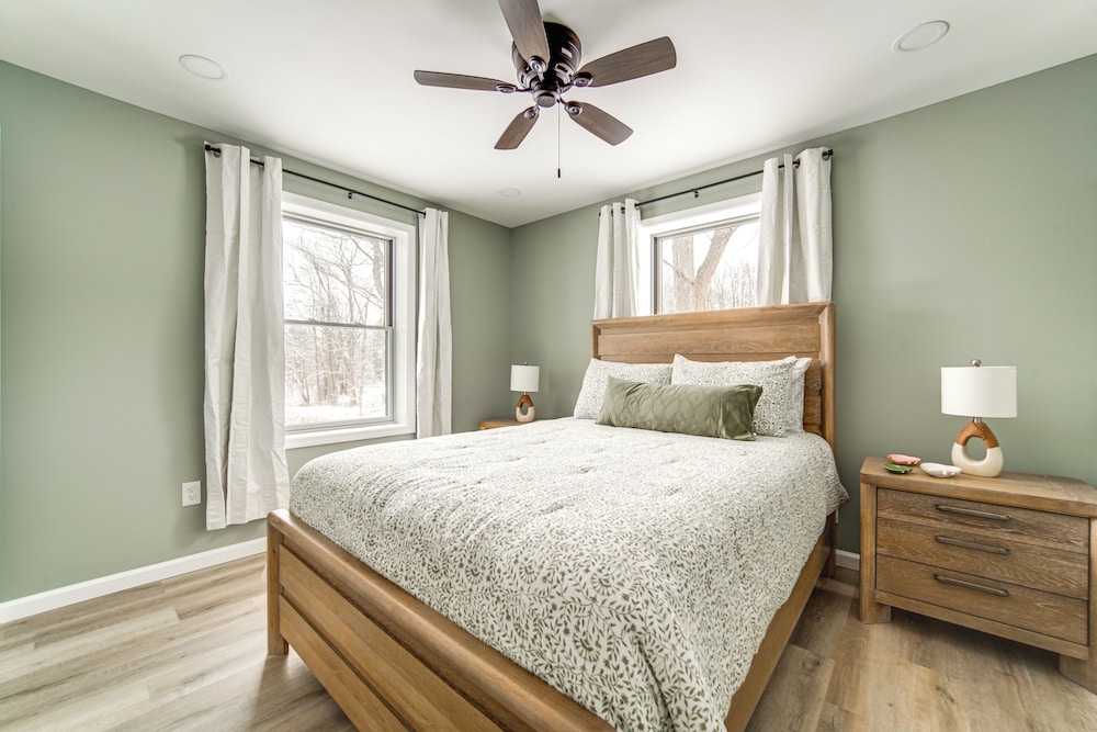Walk to Lake: Pet-friendly Cottage in Jamestown!