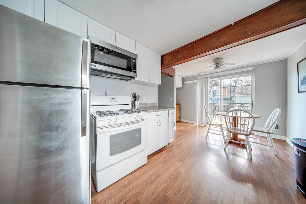 Walk to Lake Erie & Beach Access: Home w/ Deck!