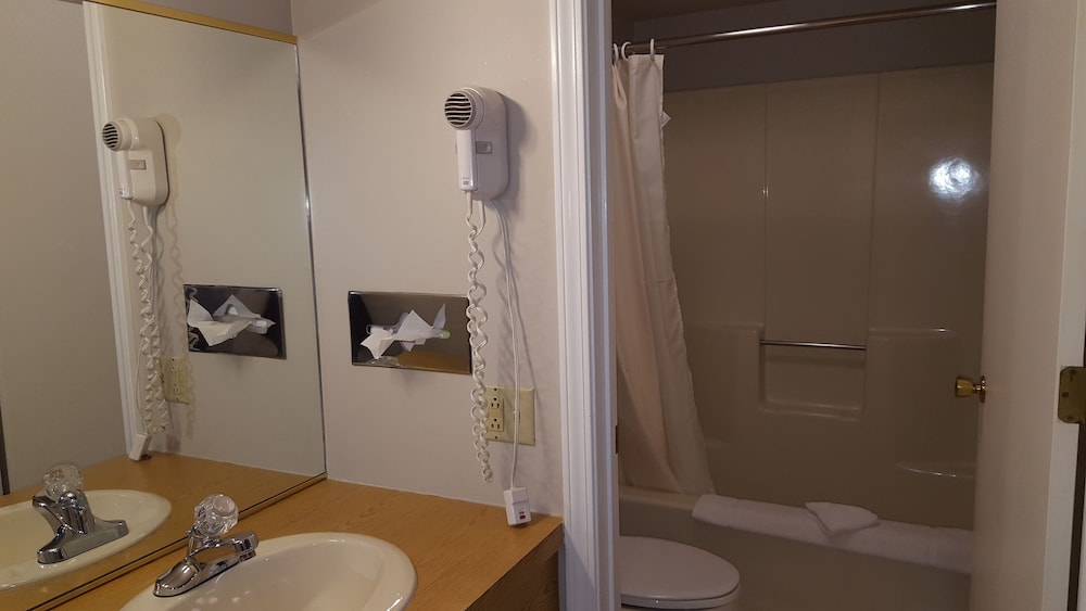 Captain's Quarters Motel - Property Image 6