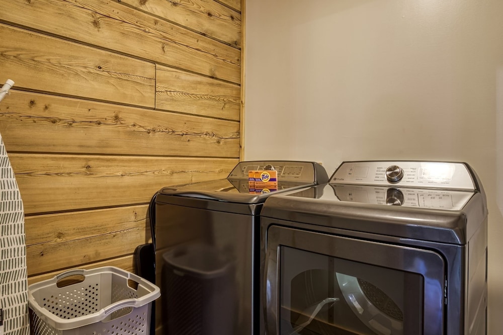 Smoky Lake Retreat 3 Bedroom Cabin by RedAwning view 5
