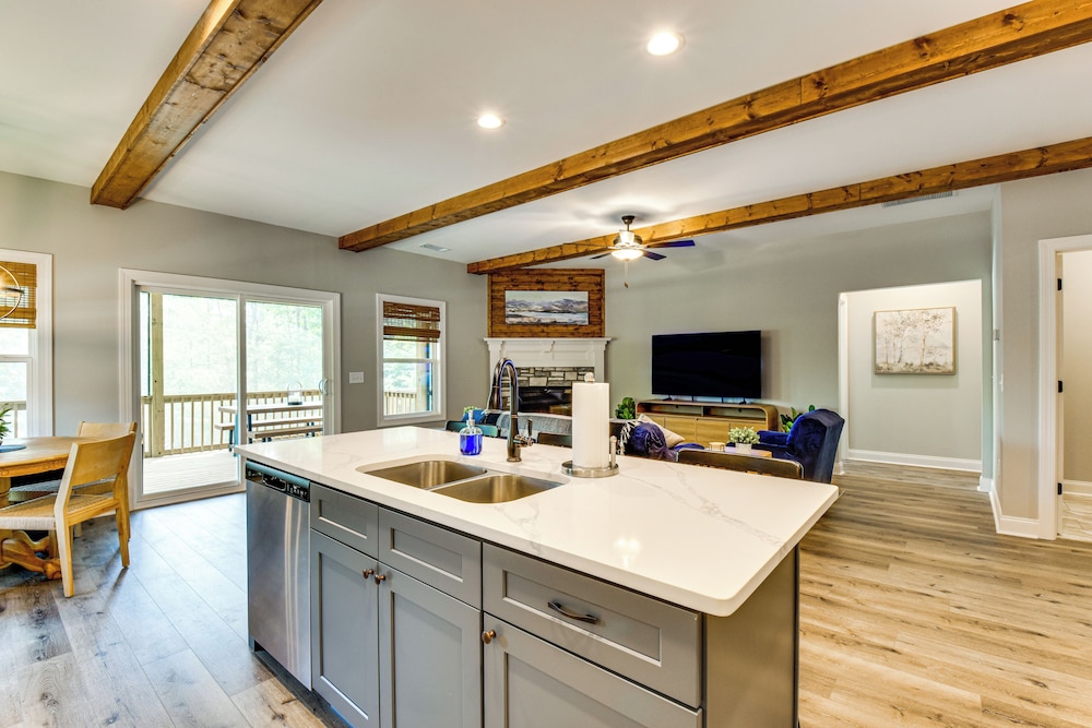 Boat Dock + Lake Hartwell Access: Family Getaway!