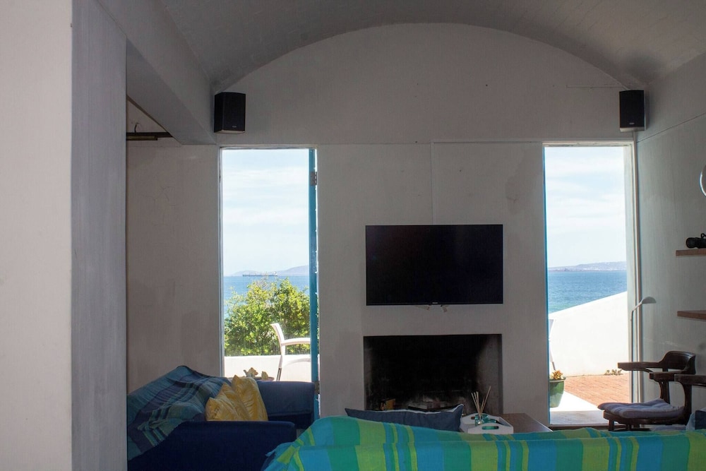 Paradys Oceanfront Submarine-style Holiday Home in Langebaan