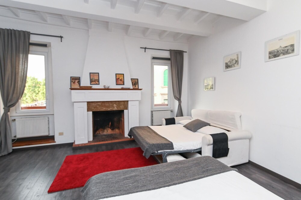 Gorgeous Trastevere Loft On The River