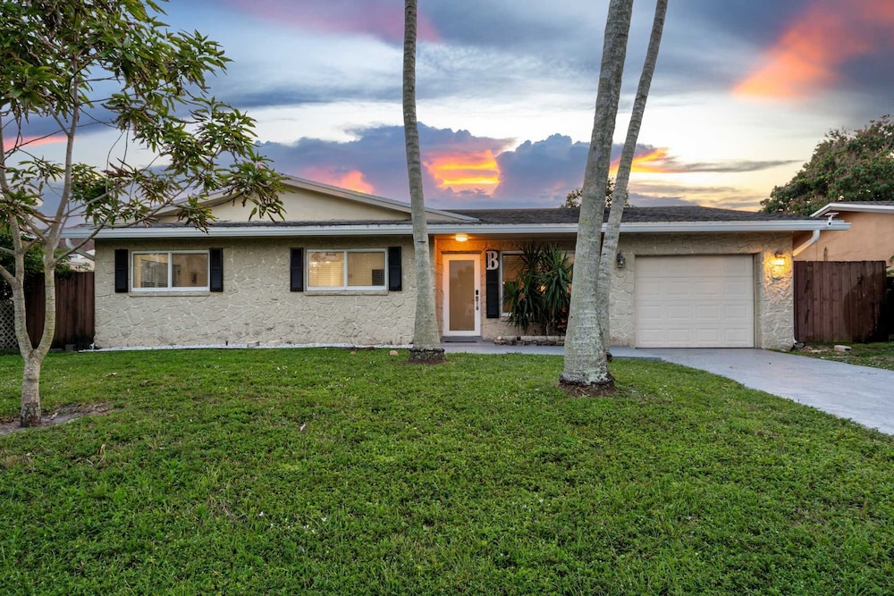 4BR With Private Pool and Game Room - Prime Location
