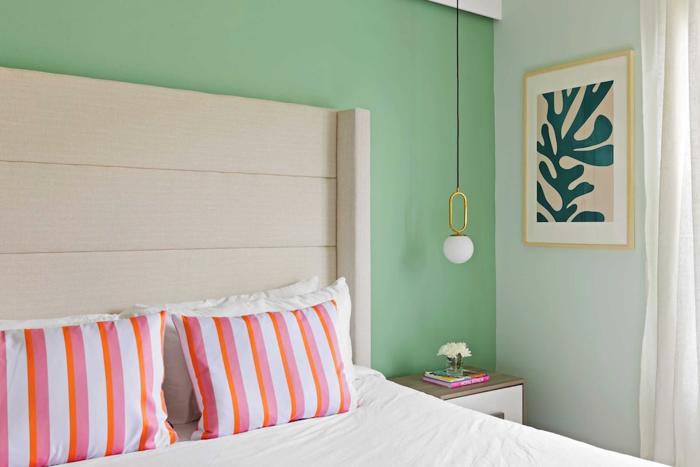 Sleeps 25! In Solara Resort, Near the Theme Parks Coconut Breeze by Avantstay