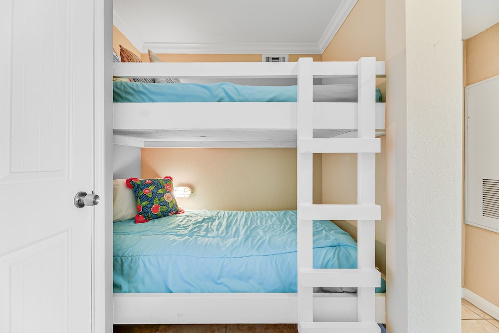 Seascape 1214 Studio Bedroom Condo by RedAwning