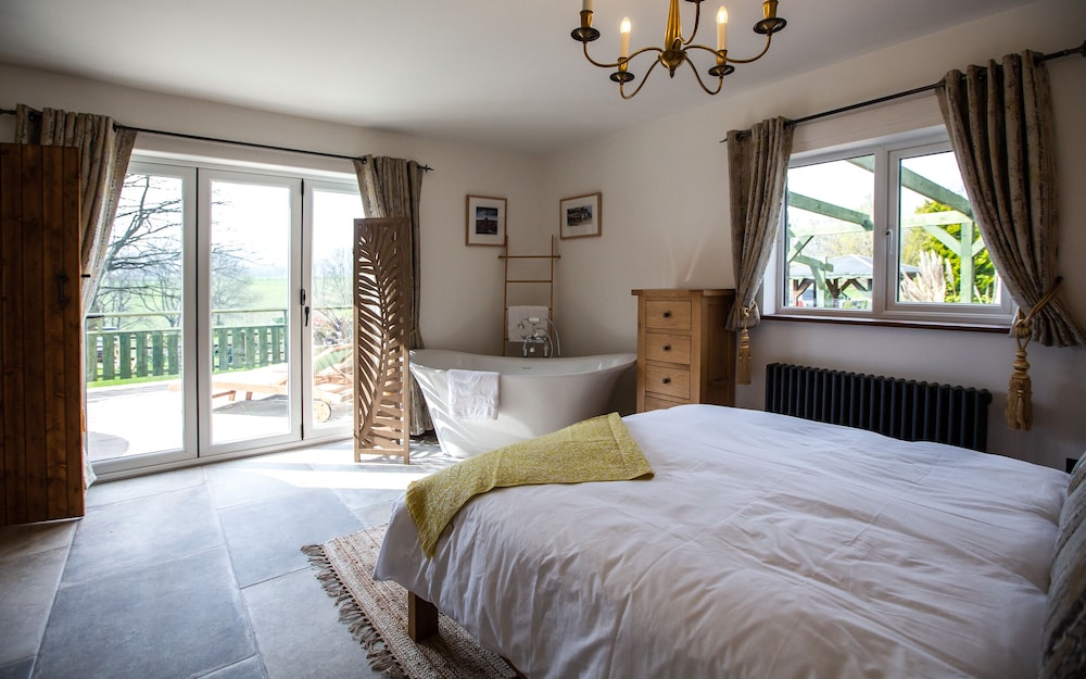 Luxury Cottage With hot tub in the Forest of Dean view 3