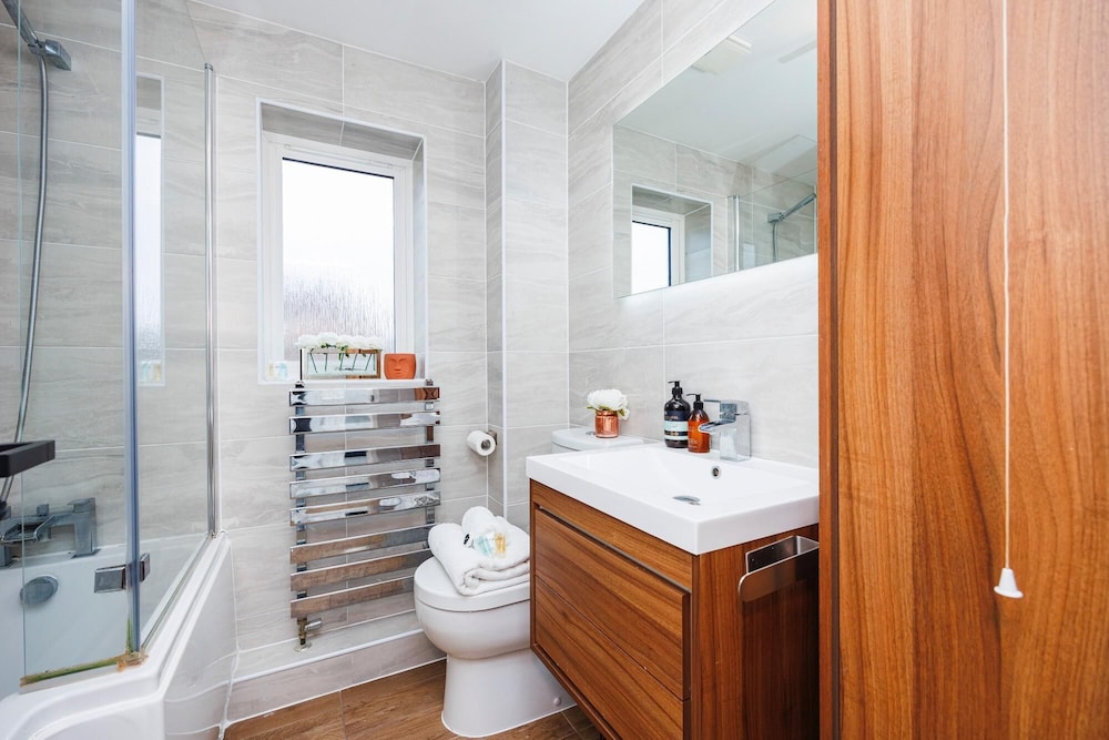 Stylish 3-bed Home in East London Free Parking