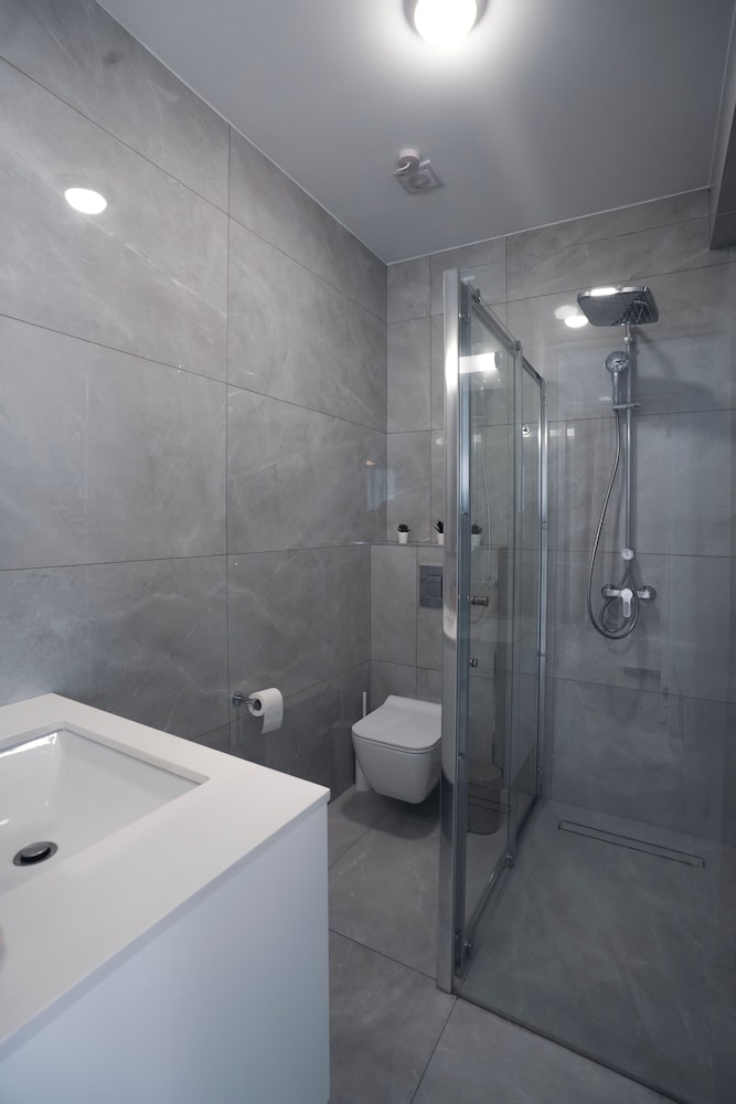 Elegant 2-bedroom Apt With Private Terrace