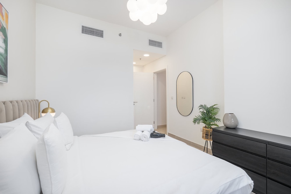 Stylish 1-bedroom Retreat With Pool in Vibrant Jumeirah Golf Estates