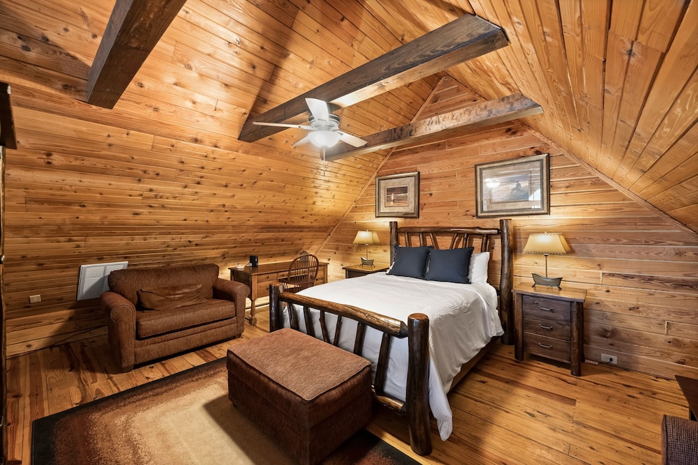 Lakeside Lodge by Avantstay Hot Tub Dock