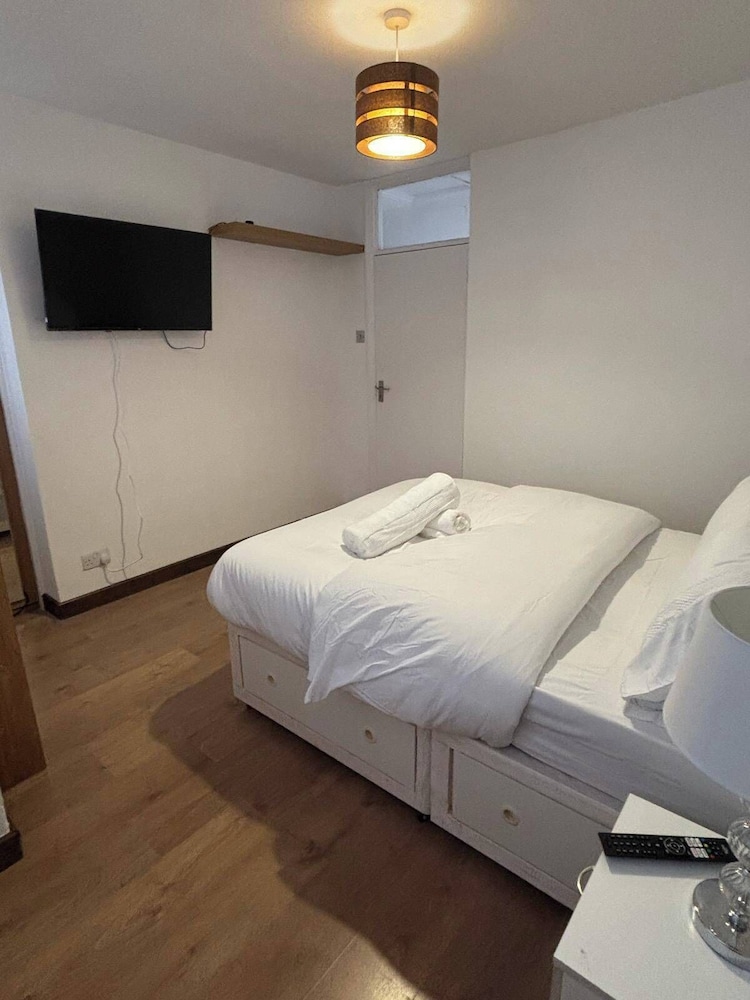 Dagenham - Stay 5 - Garden - Parking - Petfriendly