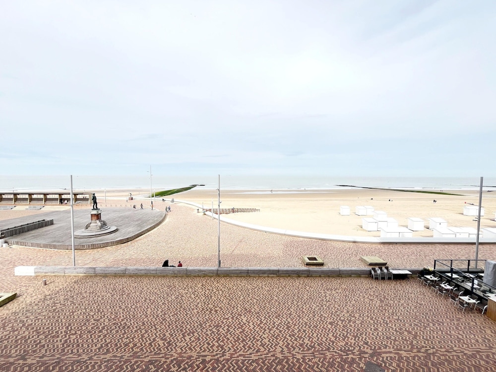Apartment in Wenduine With Stunning Sea Views