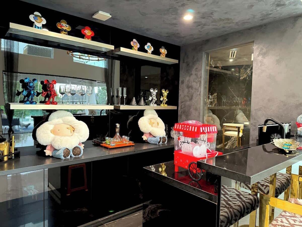 @ Marbella Lane - Enchanted Garden & Pool Hideaway