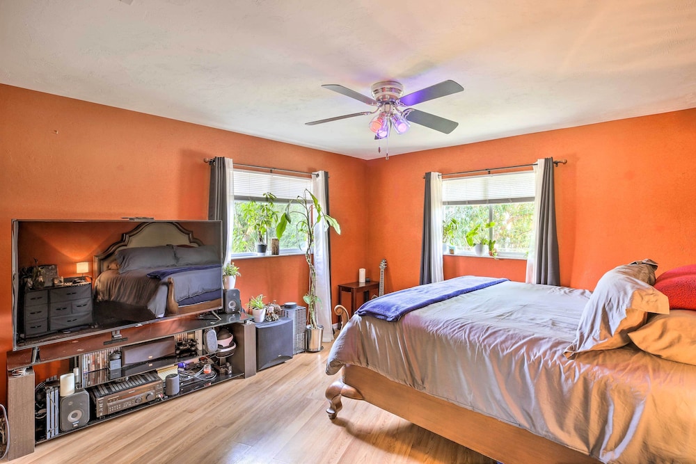 Updated Fort Myers Escape w/ Screened Lanai!