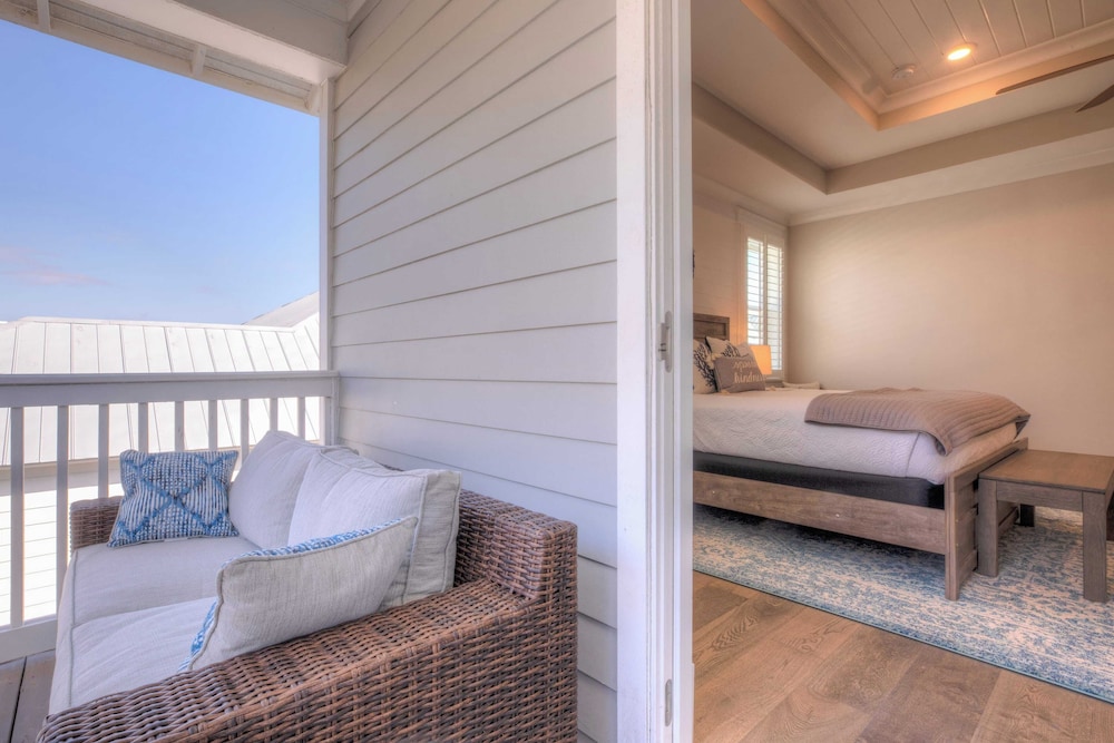 Coconut Cove by Avantstay Deck w/ Hot Tub, Access to 2 Pools