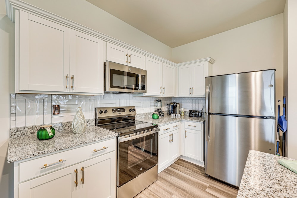Screened Patio: Townhome 3 Mi to Dtwn Wilson!