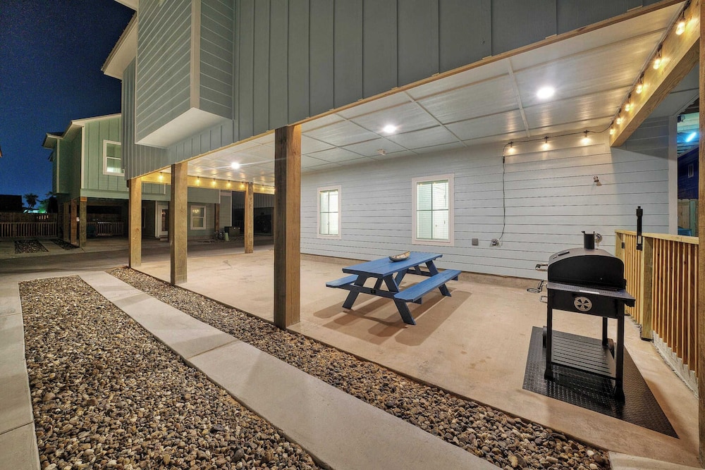 Sleeps 22 2 Homes w/ Private Pool + Patio Walkable Location, Golf Cart Zone