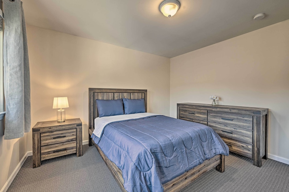 Glen Cove Home: Walk to Boardwalk + Dining! view 5