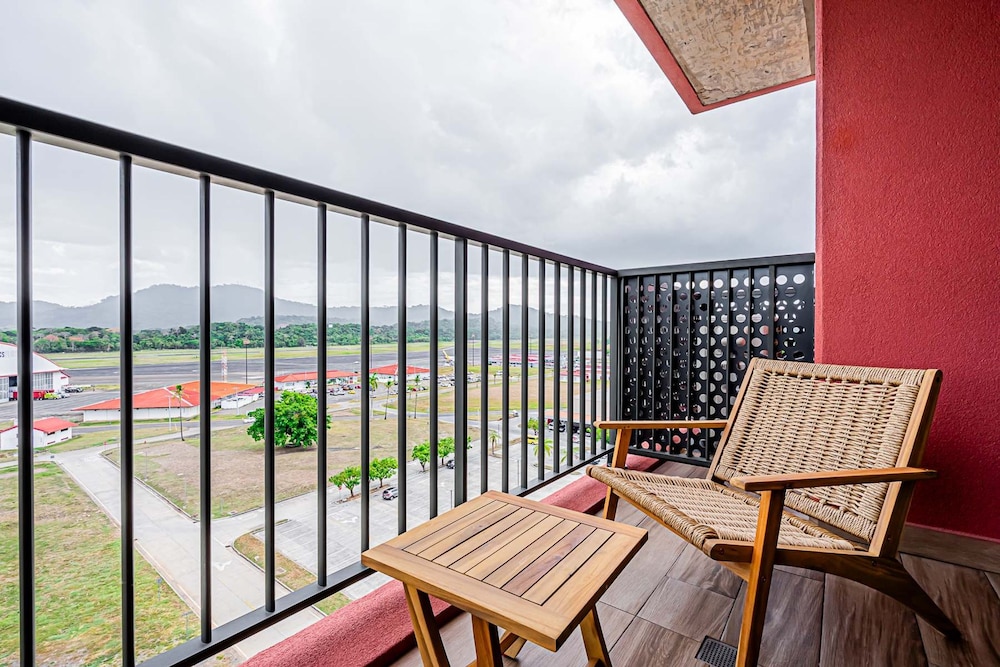 w Regal 1BR w Great Deco in Centriqo