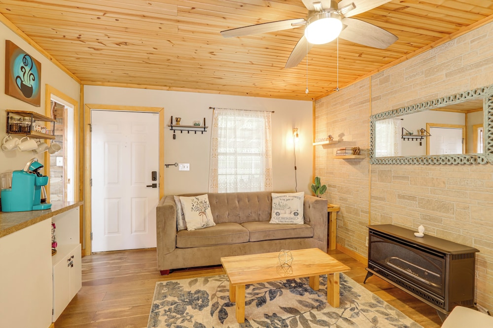 Pet-friendly Mtn Retreat w/ Yard in Blairsville!