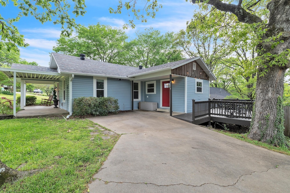 Relax And Unwind In The Heart Of Fayetteville 2 Bedroom Home