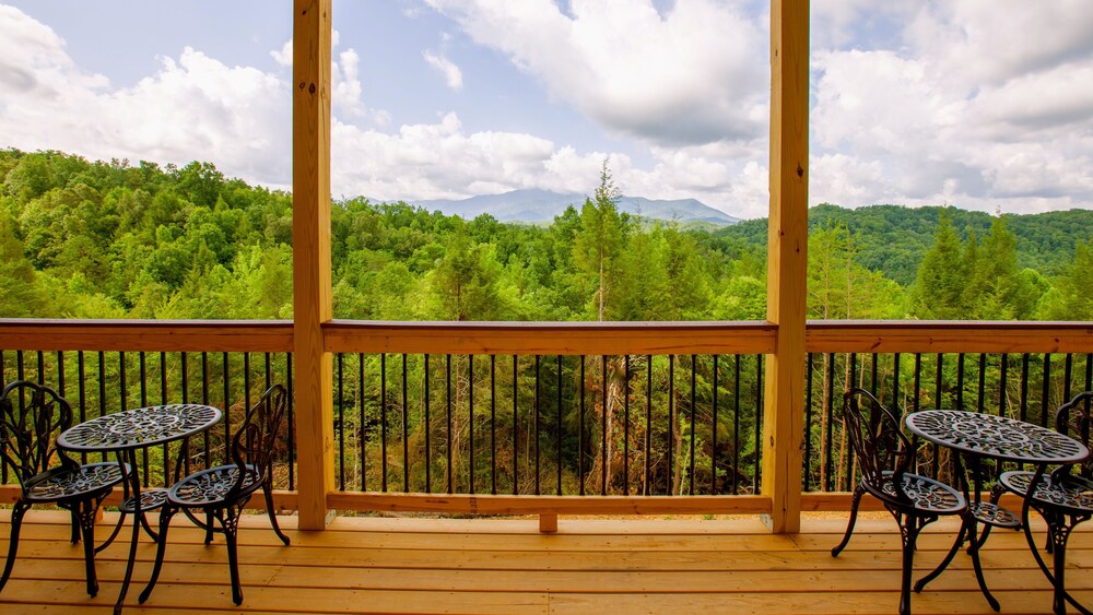 Greenbrier Estate 28 Bedroom Cabin by RedAwning