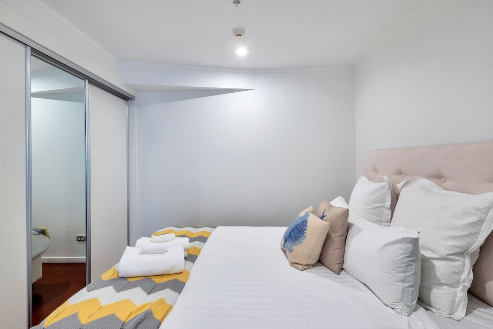 Spacious 2 Bedroom CBD Apt view 2