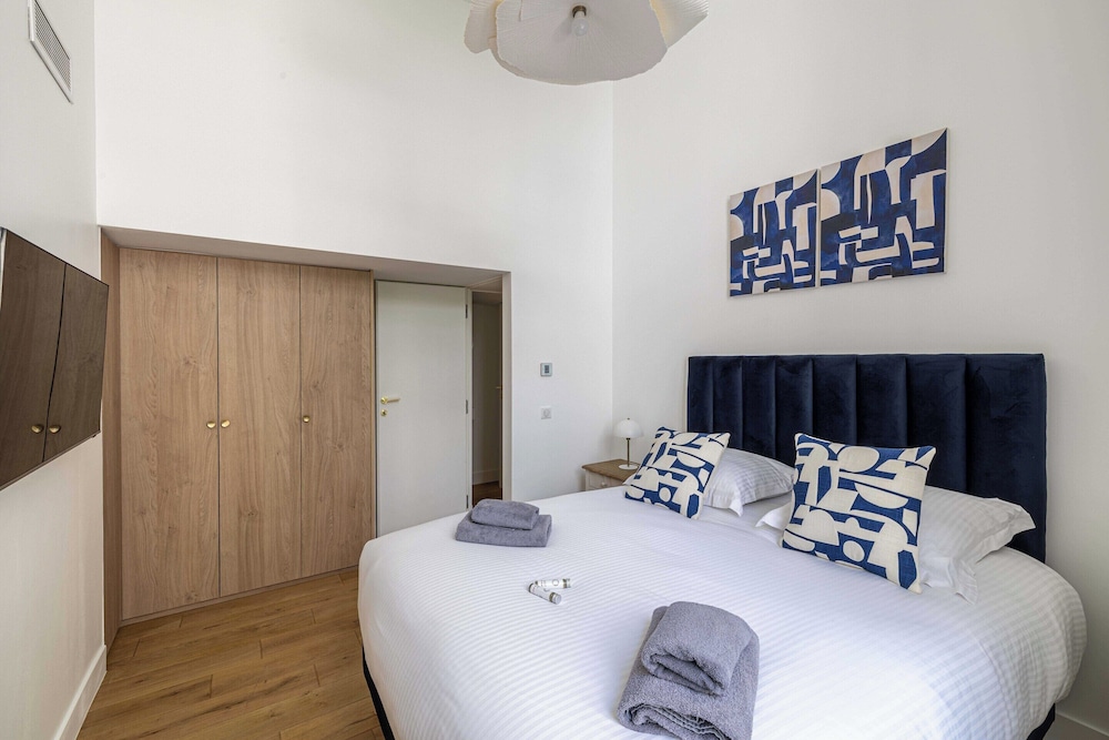 Luxury Renovated 4-room Apartment - rue Hoche - Bourgeois Building view 2
