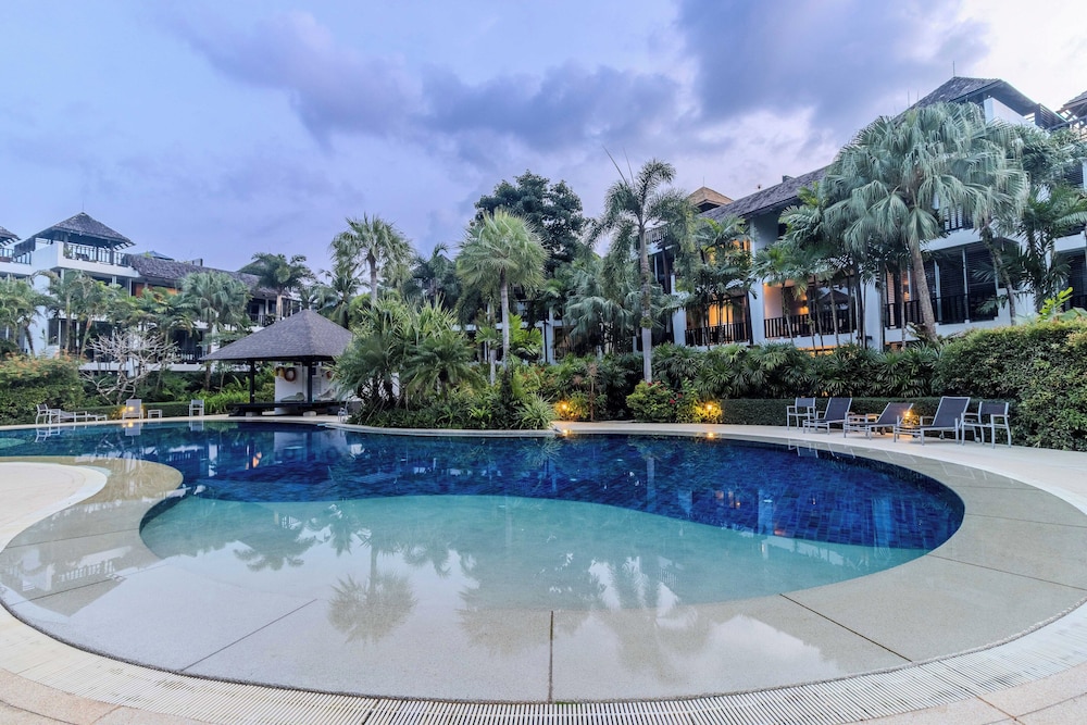 2BR Pool View Short Walk to Beach C254