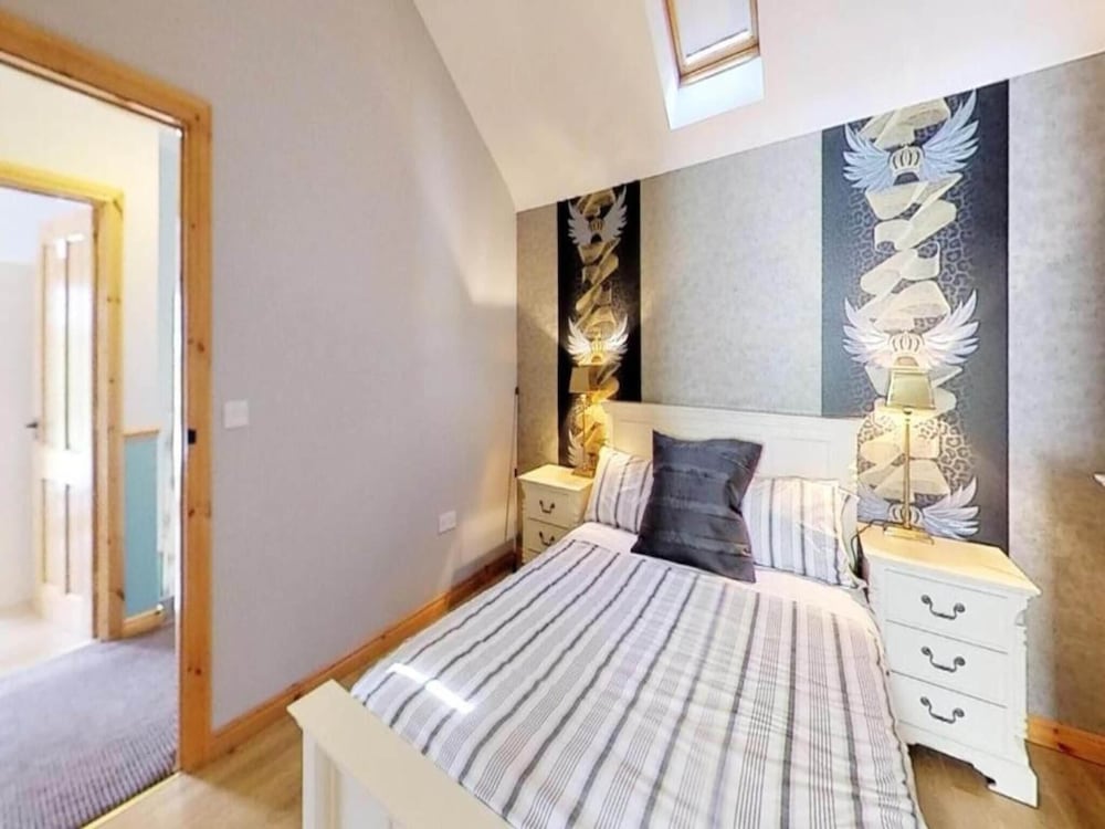 Luxury 3 Bed Cottages Near Hillsborough Palaces view 2