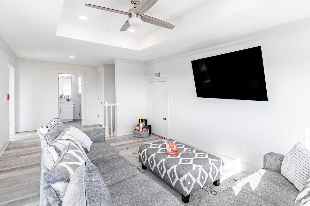 Modern 5bdr w/ Private Pool, 2 min Walk to the Beach! Montoute by Avantstay
