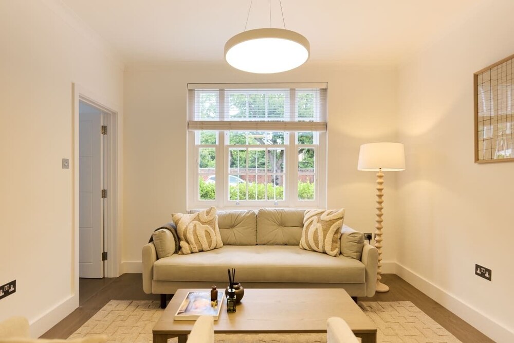 The Chelsea Square Crib - Bright 1bdr Flat