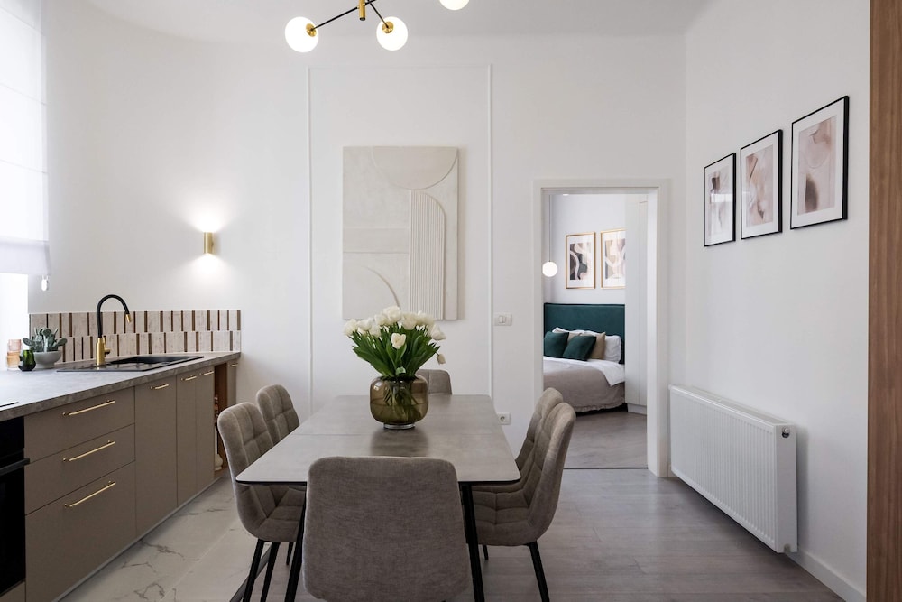 Contemporary Aparthotel 2-BR Flats Near Old Town, Quiet & Serene