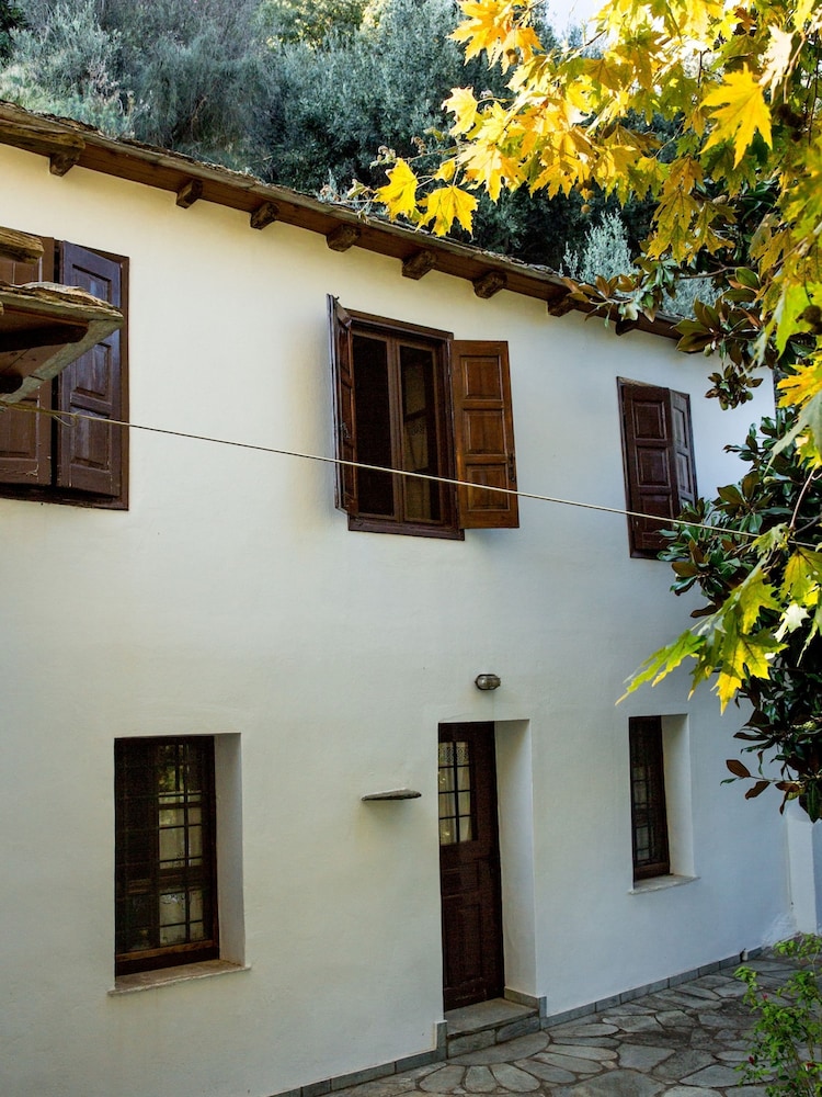 Secluded Cottage Guesthouse in the Mountains