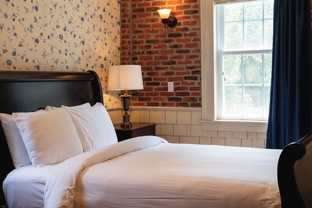 Lee Farm Inn