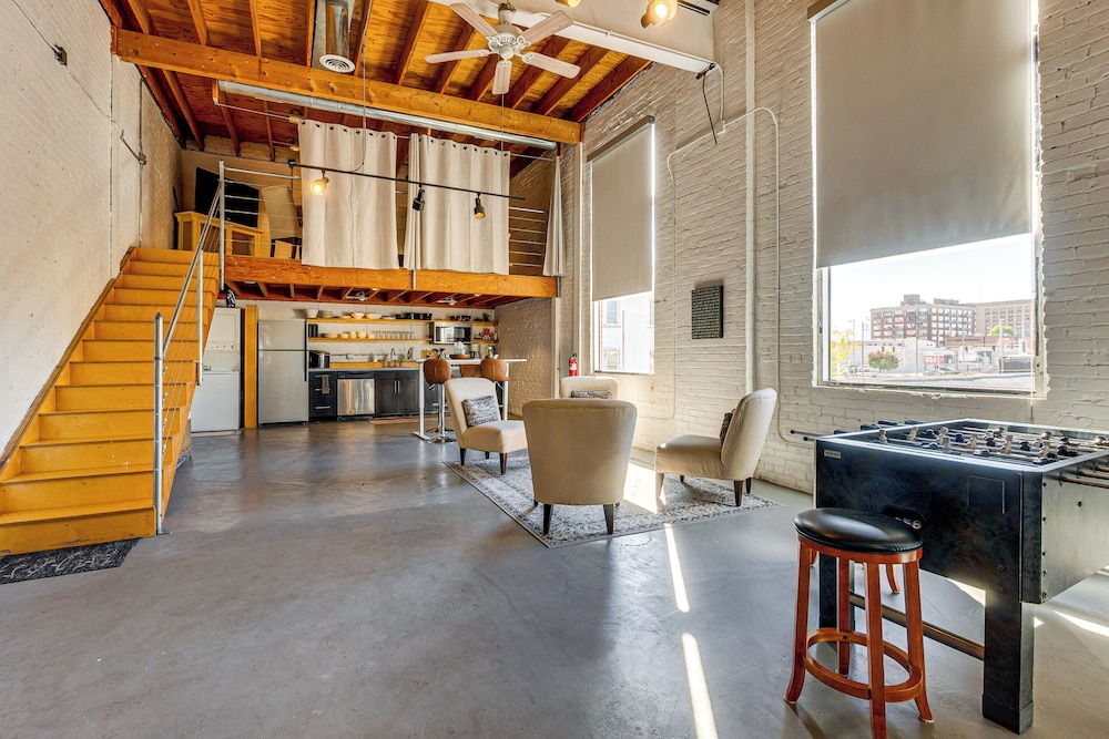 Walk to Huntington Center: 5,000-sq-ft Dtwn Apt