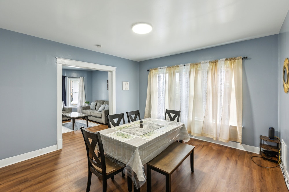 Comfy 3br Flat Close To The Falls 3 Bedroom Apts