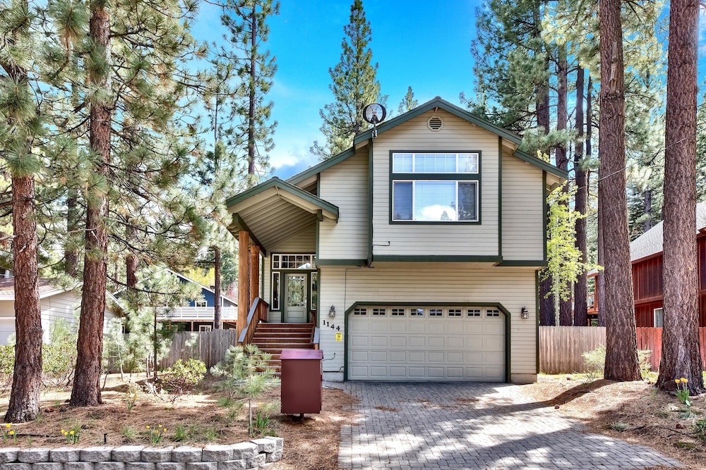 1144gb The Golden Bear 3 Bedroom Home by RedAwning view 2