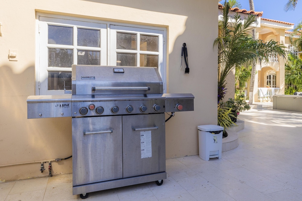 Cozy 1br1ba w Balcony Pool in Great Location