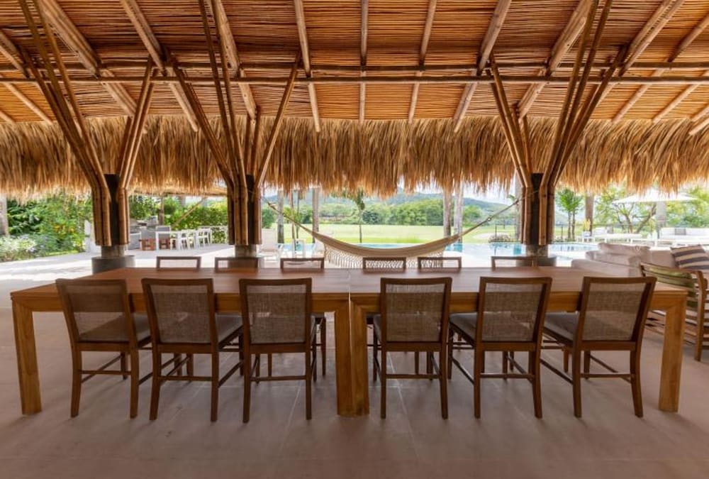 w Amazing 4BR Villa w Pool at Mesa de Yeguas