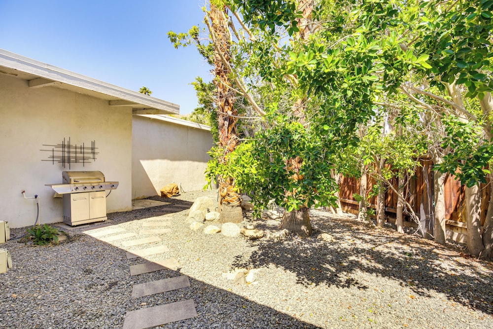 3 Mi to Dtwn: Palm Springs Gem w/ Private Pool!