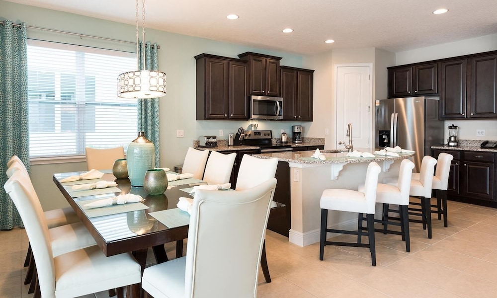 7412 MA - Stylish Home Near Parks