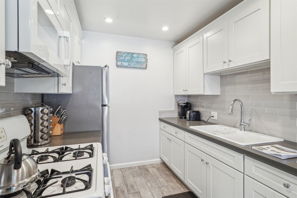 Beautiful 2 Bed Beach Condo #104 2 Bedroom Condo by RedAwning
