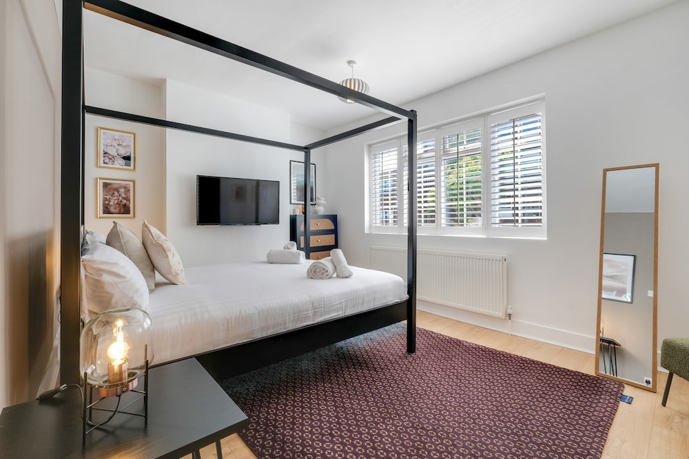 Luxury 3 Bedroom 2 Bathroom House Fulham
