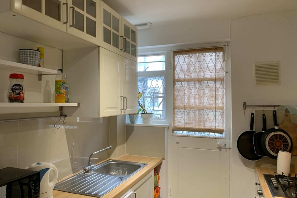 Contemporary 2 Bedroom Flat in Bayswater