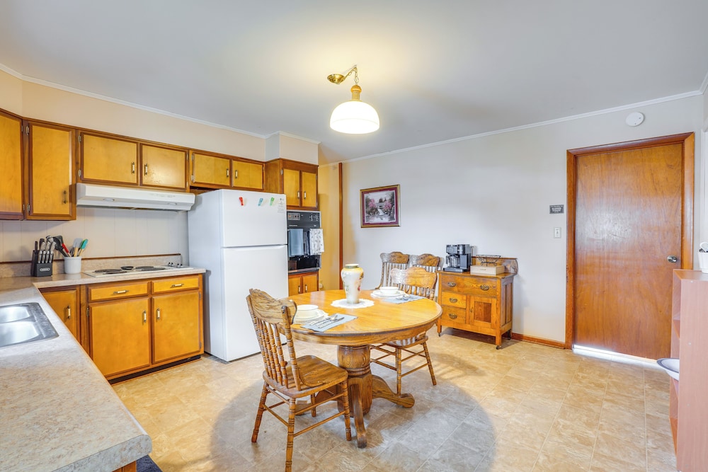 2 Mi to Town: Rustic East Tennessee Home!