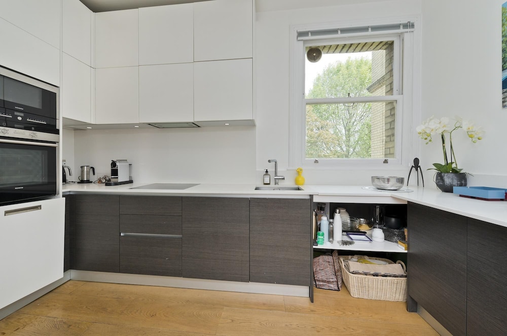 Immaculate two Bedroom Apartment in Chelsea by Underthedoormat